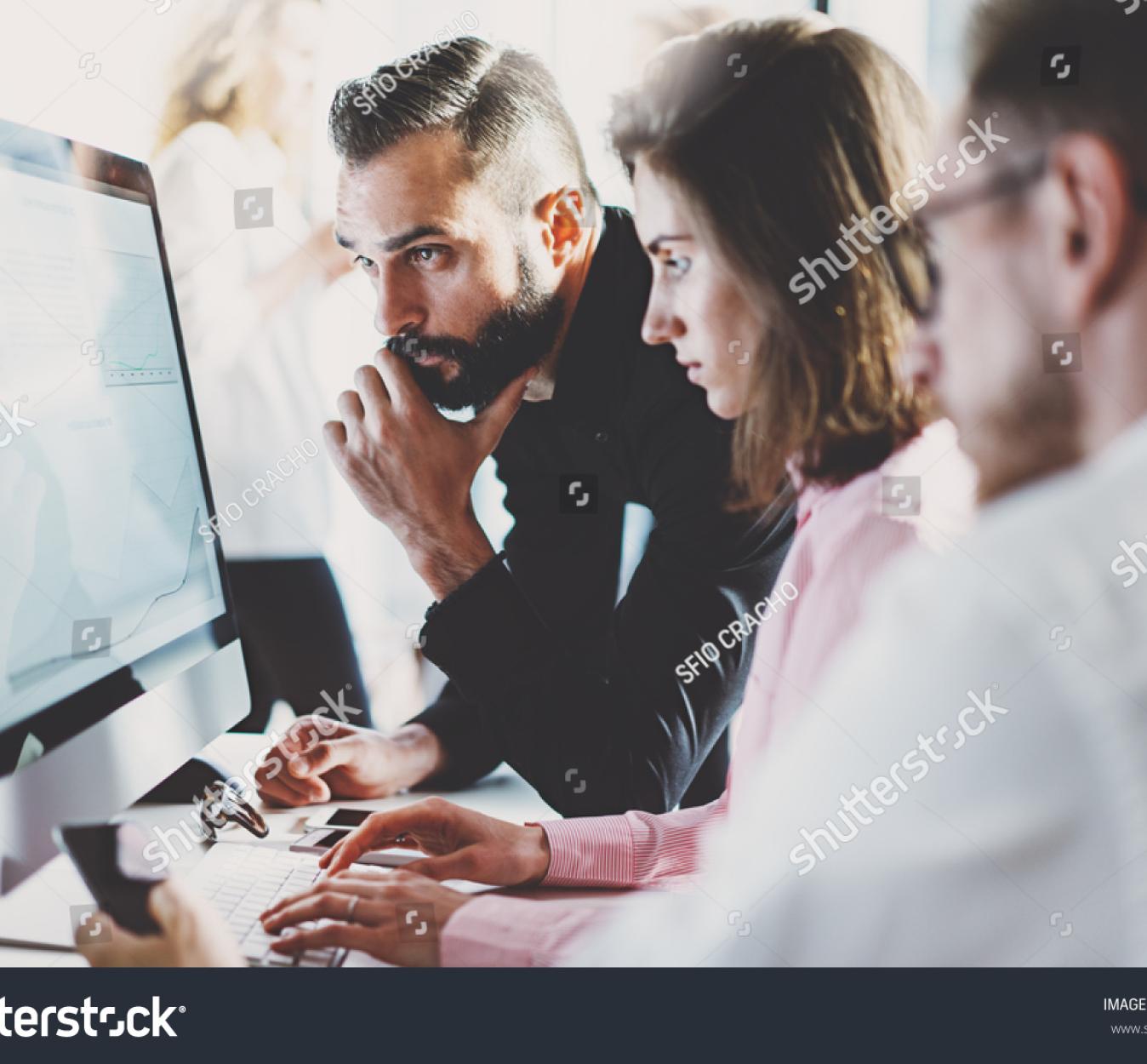 Samenwerken stock-photo-teamwork-concept-young-creative-coworkers