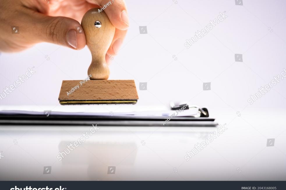 VERGUNNING stock-photo-approved-notary-stamp-rubber-stamp-hand-pressing-2043168005.jpg